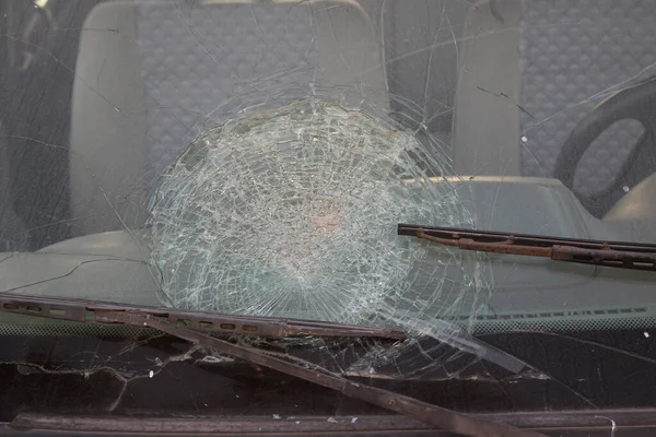 Cracked the front window of the car — Stock Photo, Image