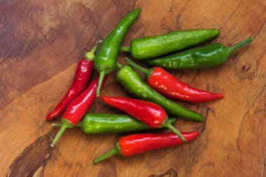 Tahtada yeşil ve kırmızı kırmızı acı biber.