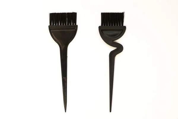 Escovas pretas escovas de coloração de cabelo usadas em salões, em um fundo branco — Fotografia de Stock