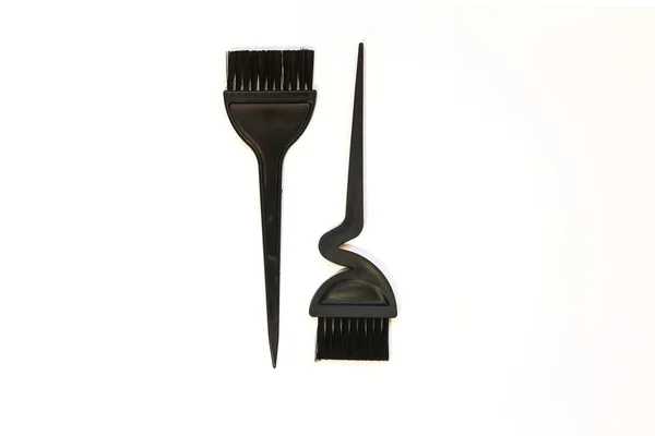 Schwarze Pinsel-Haarfärbepinsel, die in Salons verwendet werden, auf weißem Hintergrund. — Stockfoto