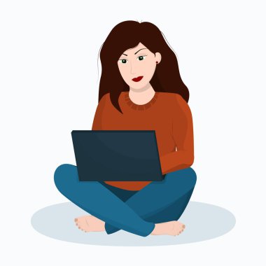  Genç esmer kadın yerde oturuyor ve beyaz bir arka planda dizüstü bilgisayarla çalışıyor. Evden ve serbest çalışma ve öğrenme kavramı