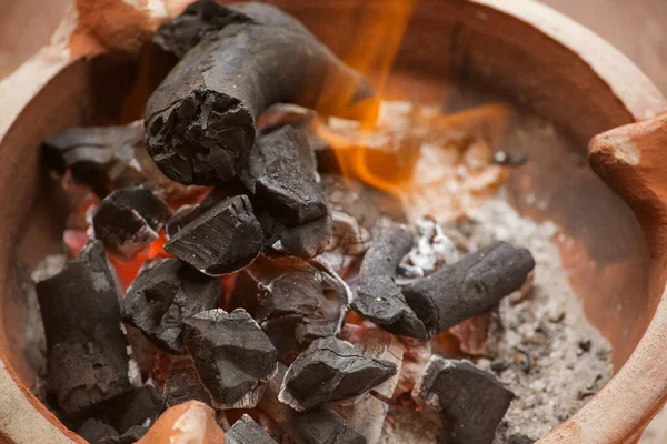 Fotografie zářících uhlíků na vaření shish kebab — Stock fotografie