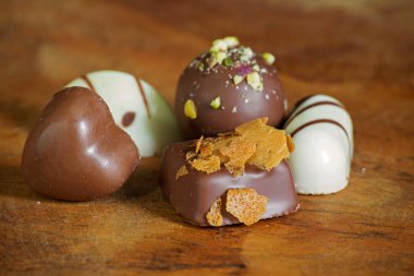 Tahtaya yakın plan çikolatalı şekerler. - Evet. Yüksek kalite fotoğraf