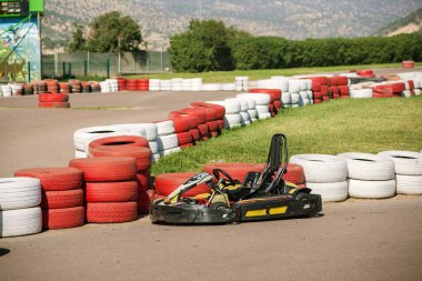 Go-kart sahasında çocuklar için küçük bir spor araba