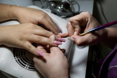 Kadın manikürü, çivileri cila ile çizme süreci. Yüksek kalite fotoğraf