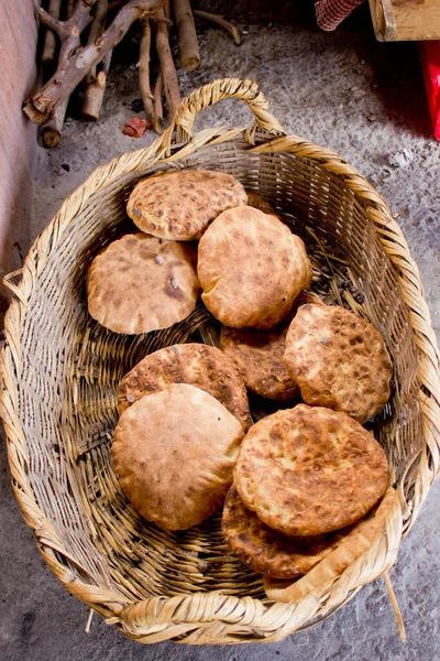 Foto de pan tradicional marroquí en una canasta de mimbre —  Fotos de Stock