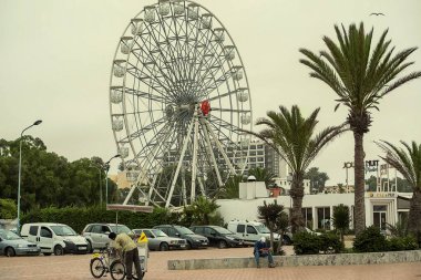 Agadir 'de hava bulutluyken dönme dolabın çekildiği fotoğraf.
