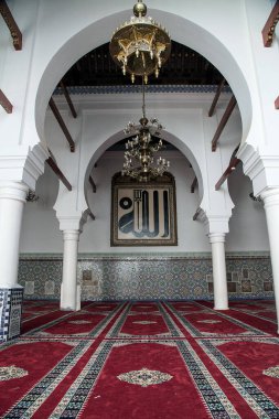 Fez şehrinin içindeki caminin fotoğrafı.