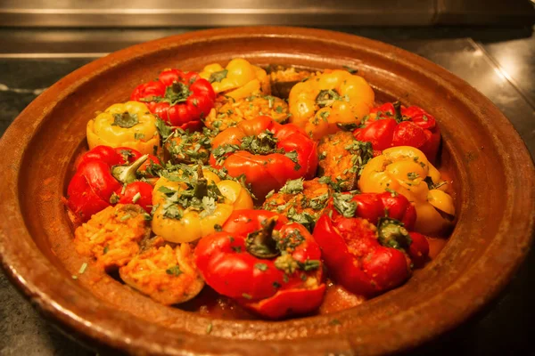 Foto Van Gevulde Paprika Gekookt Geserveerd Tagine Traditionele Marokkaanse Keuken — Stockfoto