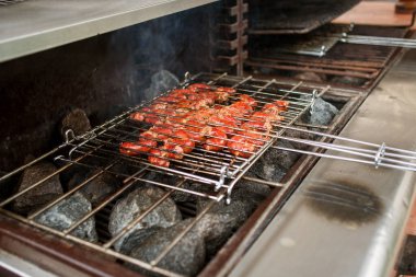 Biftekli sosisler kömürde pişirilir. Yüksek kalite fotoğraf