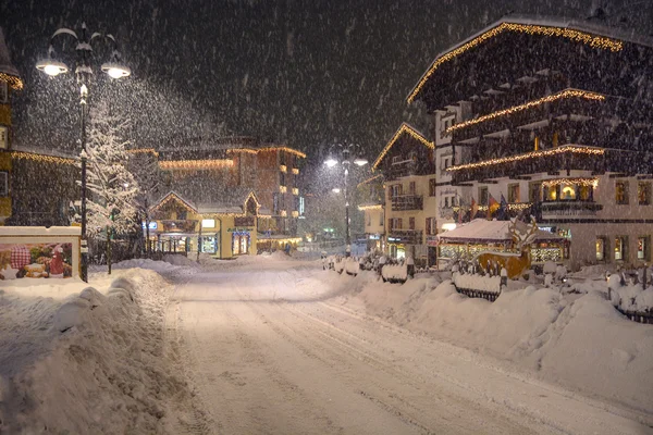 Val di fassa karlı gece