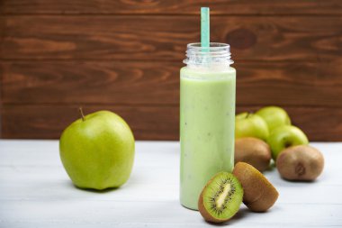 Rustik ahşap zemin üzerine yeşil smoothie