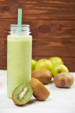 Rustik ahşap zemin üzerine yeşil smoothie