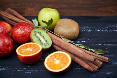 Tarçın ile taze portakal