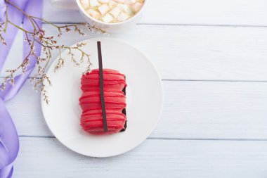 Mini kek çilek ve kremli köpük ile.