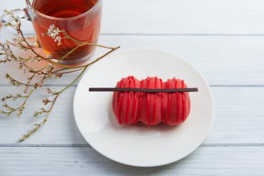 Mini kek çilek ve kremli köpük ile.