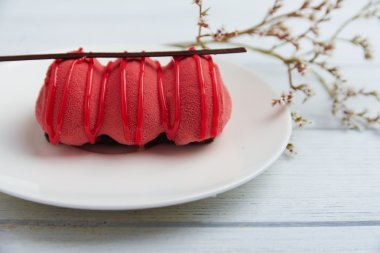 Mini kek çilek ve kremli köpük ile.