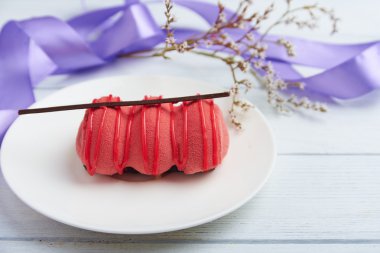 Mini kek çilek ve kremli köpük ile.