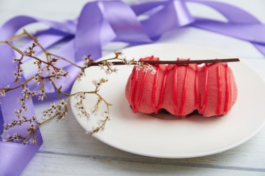 Mini kek çilek ve kremli köpük ile.