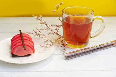 Mini kek çilek kremalı mus ve çay