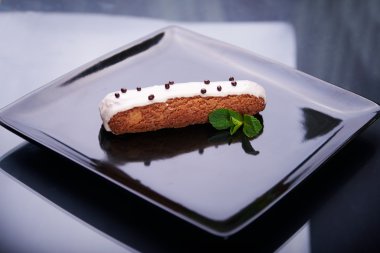 Taze nane yaprakları ile enfes kremalı tatlı pasta