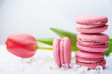 Ahşap masa üzerinde tatlı pembe macaroons