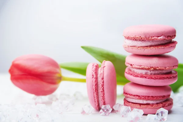 Macarrones rosados dulces sobre mesa de madera — Foto de Stock