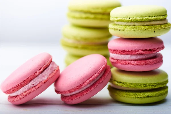 Galletas de macarrones sobre fondo blanco — Foto de Stock