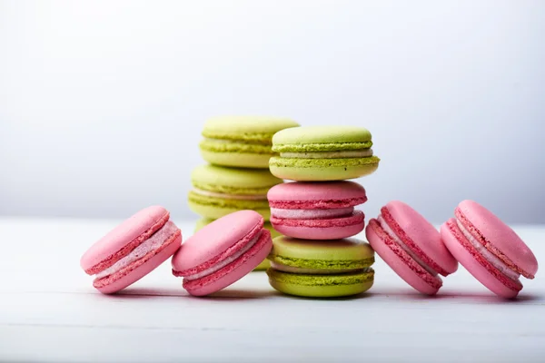 Galletas de macarrones sobre fondo blanco — Foto de Stock