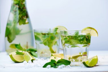  İki bardak soğuk taze limonata içmek