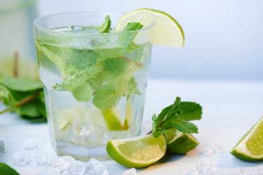 Ahşap arka plan üzerinde soğuk taze limonata içmek