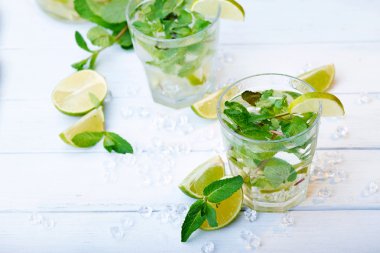 Ahşap arka plan üzerinde soğuk taze limonata içmek