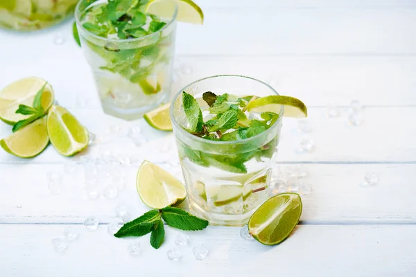 Bevanda di limonata fresca fredda su uno sfondo di legno — Foto Stock