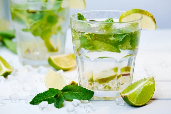 Cold fresh lemonade drink on a wooden background — Stock Photo, Image