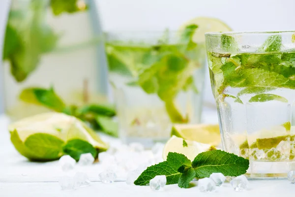 Dos vasos de una bebida fría de limonada fresca — Foto de Stock