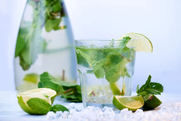 Glasse de una bebida fría de limonada fresca y un decantador — Foto de Stock