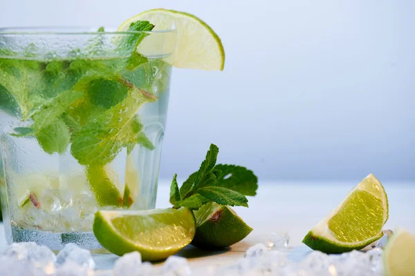 Chiuda a metà di una bevanda di limonata fresca fredda — Foto Stock