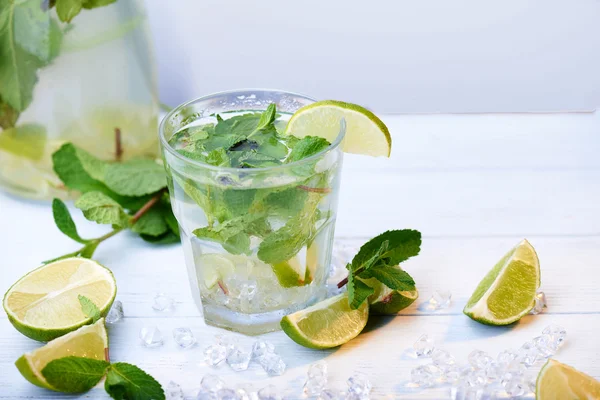 Bebida fresca fria da limonada em um fundo de madeira — Fotografia de Stock