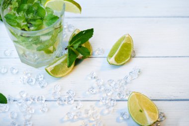 Dağınık buz, kireç ve nane