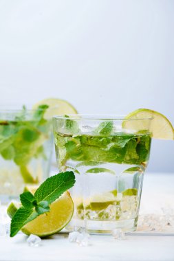Ahşap arka plan üzerinde soğuk taze limonata içmek