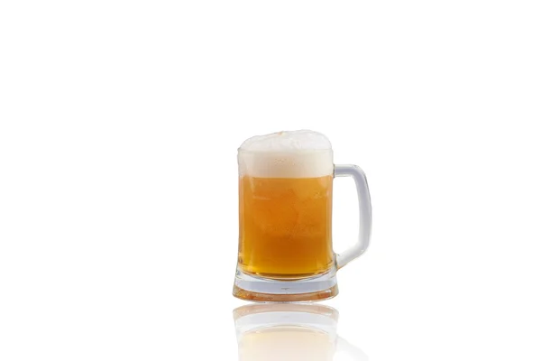 Taza de cerveza fresca con tapa de espuma —  Fotos de Stock