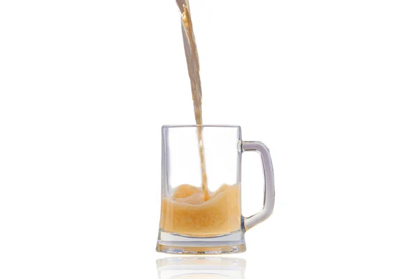 Cerveza vertiendo en medio vaso lleno aislado sobre fondo blanco — Foto de Stock