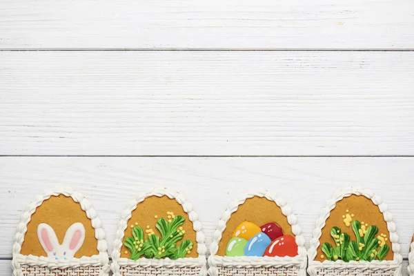 Coloridas galletas de Pascua sobre fondo de madera azul — Foto de Stock