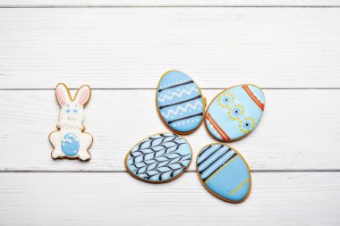 Ahşap bir arka plan üzerinde Mavi zencefilli kurabiye