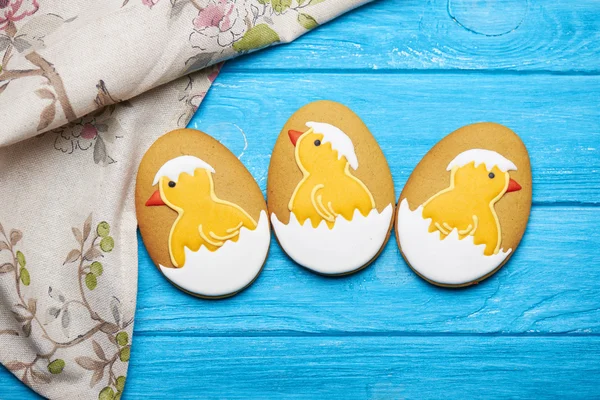 Tres grandes galletas de Pascua con glaseado en un fondo de madera — Foto de Stock