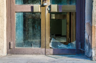 kırık eski cam kapı çelik kilit ile yarısı