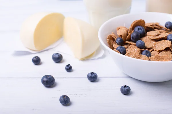 Half view of a Close view of a cereals with blueberries with moazzarella and glass of milk on a background. with central focus and shallow depth of field — Stock Photo, Image