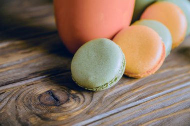 Fransızca macaroons ve koyu ahşap arka planda öğrendiklerinde
