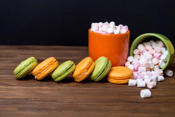 Franse bitterkoekjes en marshmellow in donkere kleuren — Stockfoto
