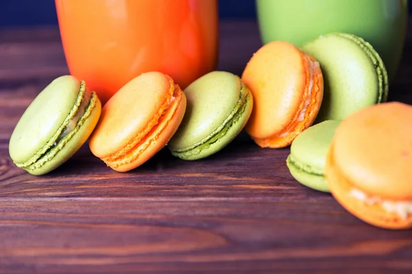 Fransızca macaroons ve koyu ahşap arka planda öğrendiklerinde